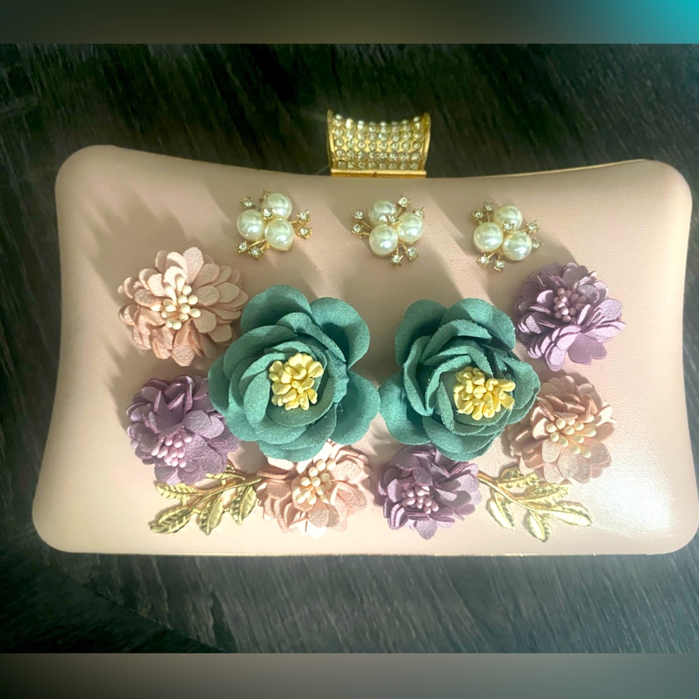 NWT-Boutique! Pale-pink clutch w/lobster clasp. Gold/pearl/rhinestone accents